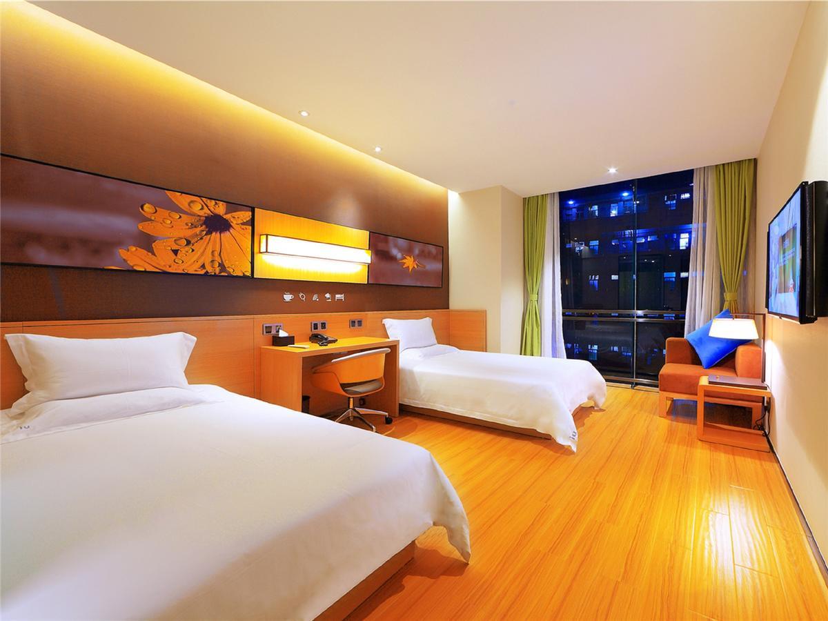 Iu Hotel Urumqi Shinianzi Bus Station Екстер'єр фото