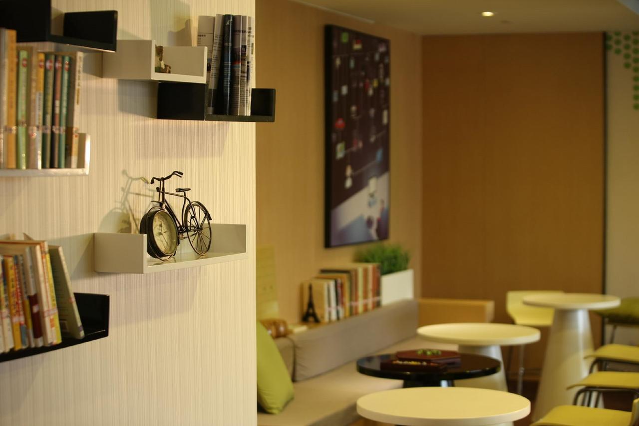 Iu Hotel Urumqi Shinianzi Bus Station Екстер'єр фото