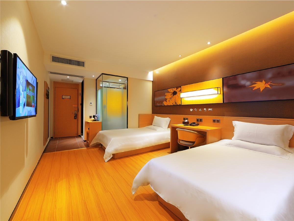 Iu Hotel Urumqi Shinianzi Bus Station Екстер'єр фото
