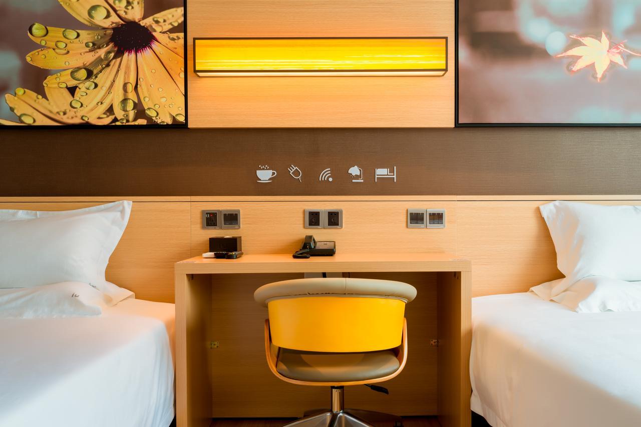 Iu Hotel Urumqi Shinianzi Bus Station Екстер'єр фото